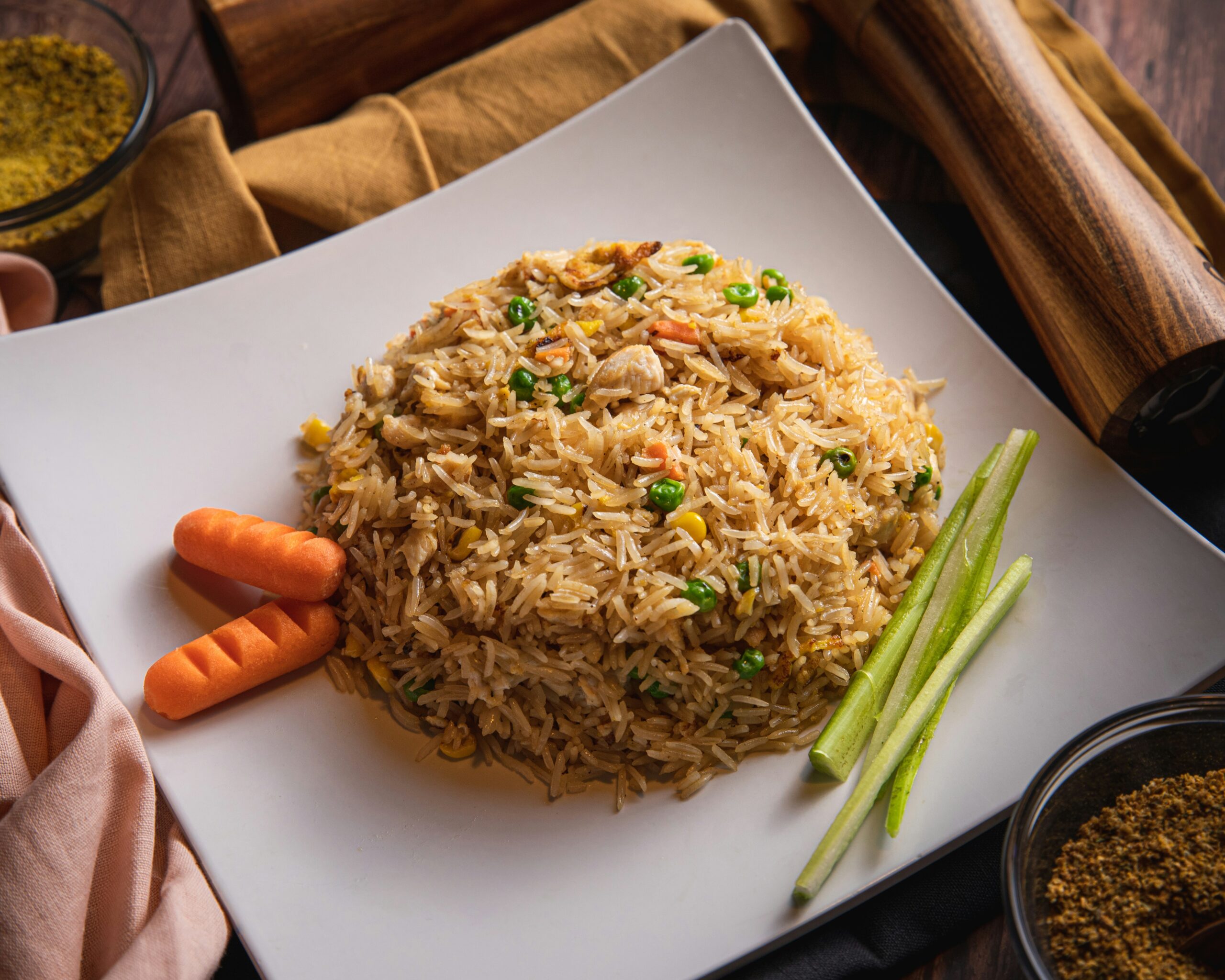 nasi goreng, wortel, timun, sayur, fried rice