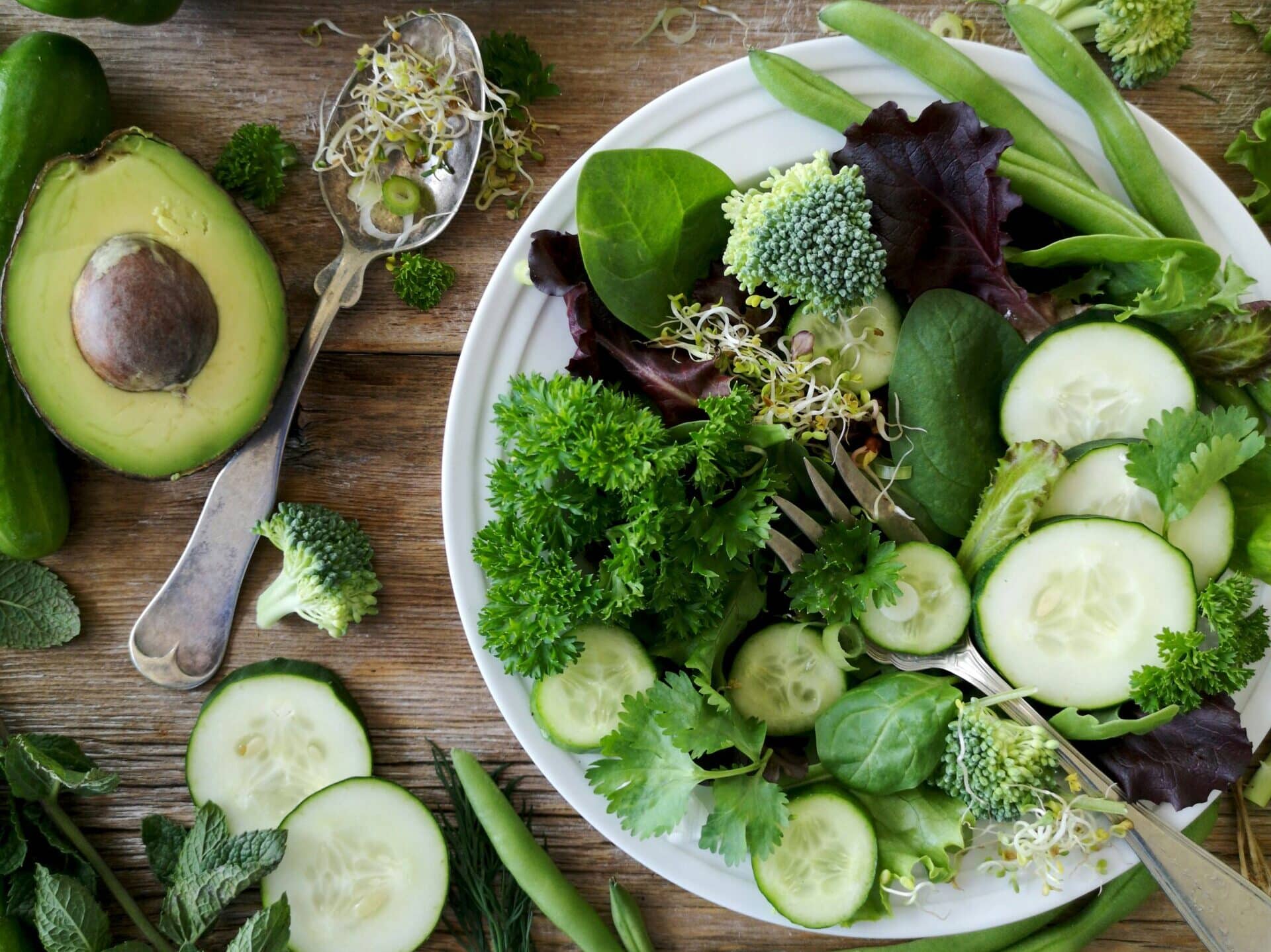 sliced cucumber, sliced bellpepper, sliced broccoli
