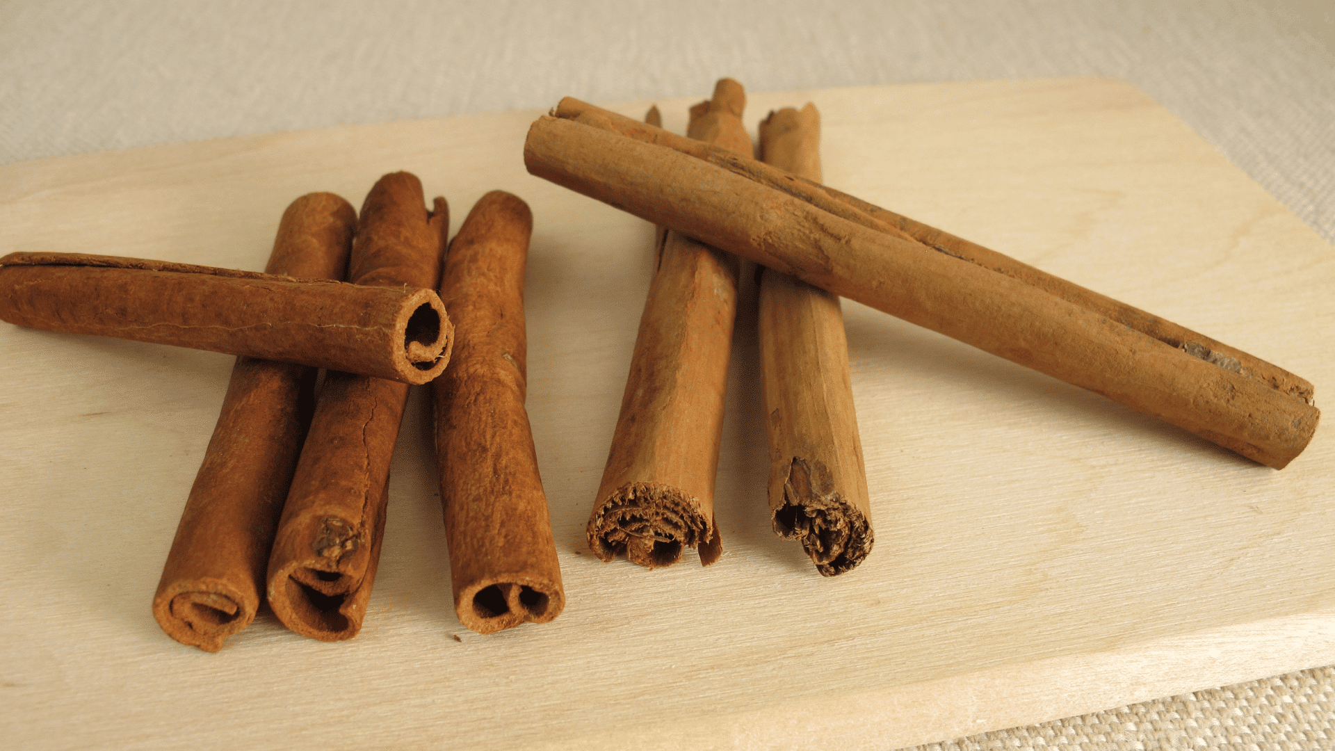 Side-by-side comparison of Cassia and Ceylon cinnamon showing differences in color and texture
